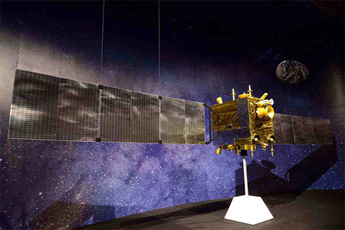 嫦娥一号是中国首颗月球探测卫星，于2007年起在绕月轨道上运行了一年零四个月，其间获取了全月球立体影像图和月表部分化学元素分布。