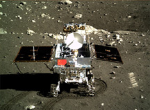 2013年12月，中國利用長征三號乙加強型運載火箭，成功將嫦娥三號發射升空，當著陸器在月面軟著陸後，成功和玉兔號月球車分離和互相拍攝。