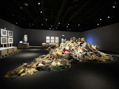展覽展示了一堆堆積如山的塑膠垃圾