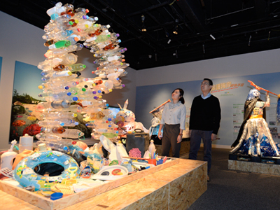 参观者在展览一角落参观以塑胶垃圾制成的艺术品