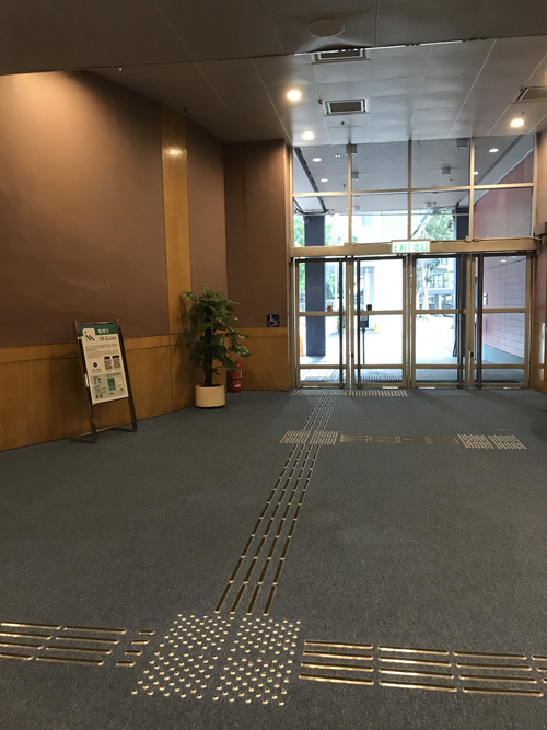 Barrier-free entrance