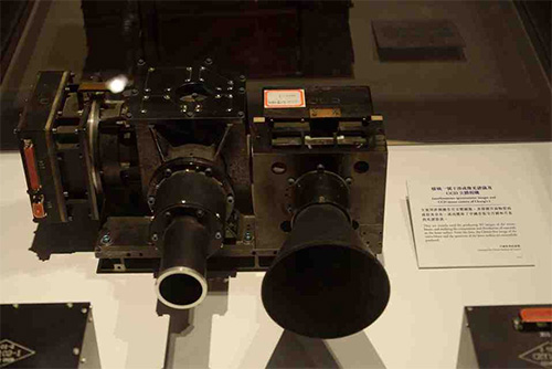嫦娥一號利用干涉成像光譜儀及CCD立體相機，成功獲取了中國首張全月圖和月表的光譜資訊。