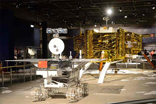 玉兔號月球車攜帶多種儀器在月面真空、強輻射和極端溫差的環境下進行勘察。